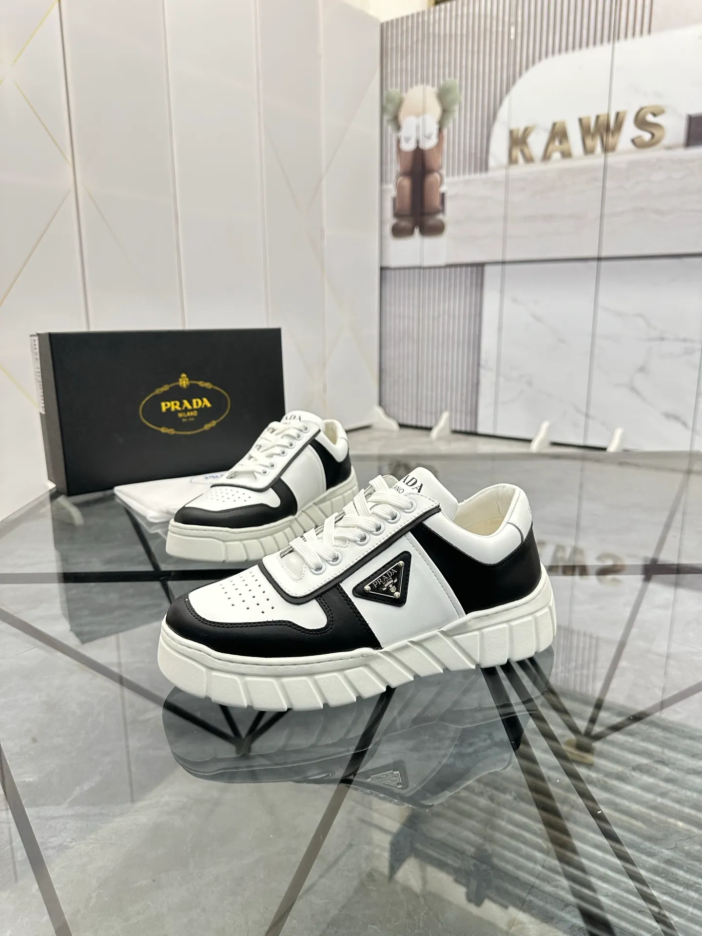 Men's shoes: 💰P420¥ Product trademark: Prada *"Prada*" low-top casual shoes Regular size: 38-44 (can be customized to 45) Product materials: imported cowhide upper, sheepskin lining, original outsole. Number: 020